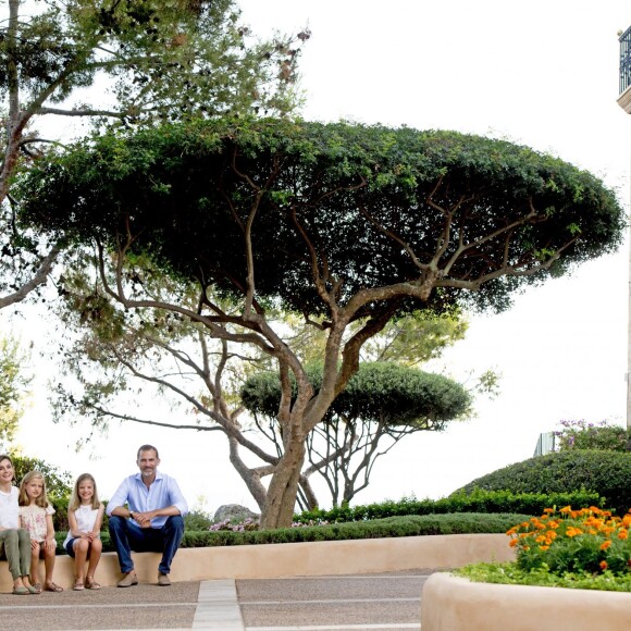 Le roi Felipe VI et la reine Letizia d'Espagne ont rencontré les journalistes avec leurs filles la princesse Leonor des Asturies et l'infante Sofia, le 3 août 2015, dans la cour du palais Marivent, à Palma de Majorque, au cours de leurs vacances sur l'île.
