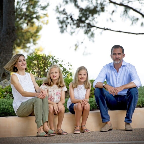 Le roi Felipe VI et la reine Letizia d'Espagne ont rencontré les journalistes avec leurs filles la princesse Leonor des Asturies et l'infante Sofia, le 3 août 2015, dans la cour du palais Marivent, à Palma de Majorque, au cours de leurs vacances sur l'île.