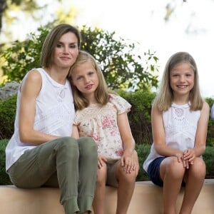 Le roi Felipe VI et la reine Letizia d'Espagne ont rencontré les journalistes avec leurs filles la princesse Leonor des Asturies et l'infante Sofia, le 3 août 2015, dans la cour du palais Marivent, à Palma de Majorque, au cours de leurs vacances sur l'île.