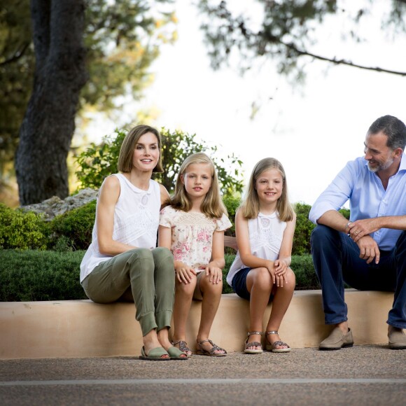 Le roi Felipe VI et la reine Letizia d'Espagne ont rencontré les journalistes avec leurs filles la princesse Leonor des Asturies et l'infante Sofia, le 3 août 2015, dans la cour du palais Marivent, à Palma de Majorque, au cours de leurs vacances sur l'île.