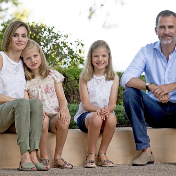 Le roi Felipe VI et la reine Letizia d'Espagne ont rencontré les journalistes avec leurs filles la princesse Leonor des Asturies et l'infante Sofia, le 3 août 2015, dans la cour du palais Marivent, à Palma de Majorque, au cours de leurs vacances sur l'île.