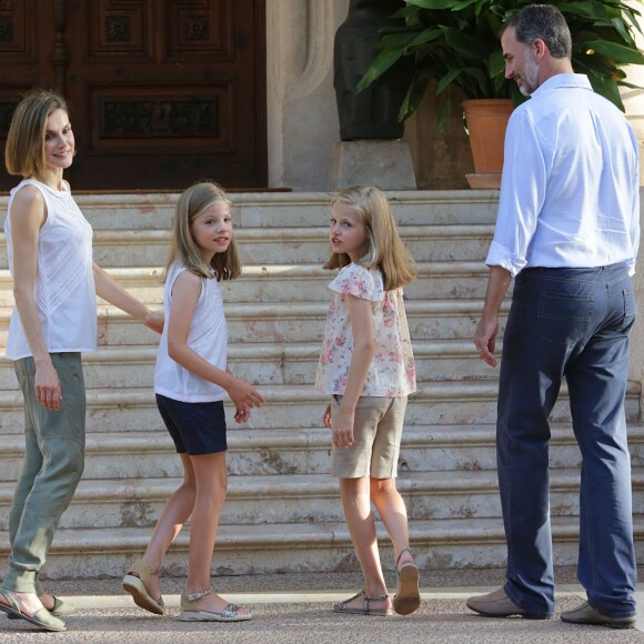 Le roi Felipe VI et la reine Letizia d'Espagne ont rencontré les journalistes avec leurs filles la princesse Leonor des Asturies et l'infante Sofia, le 3 août 2015, dans la cour du palais Marivent, à Palma de Majorque, au cours de leurs vacances sur l'île.