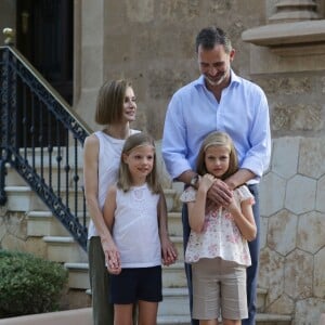 Le roi Felipe VI et la reine Letizia d'Espagne ont rencontré les journalistes avec leurs filles la princesse Leonor des Asturies et l'infante Sofia, le 3 août 2015, dans la cour du palais Marivent, à Palma de Majorque, au cours de leurs vacances sur l'île.