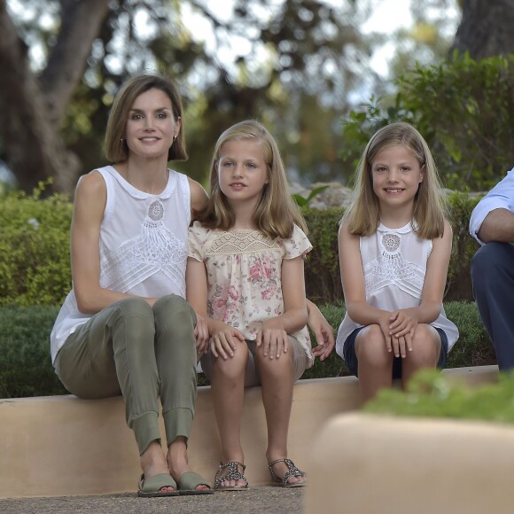 Le roi Felipe VI et la reine Letizia d'Espagne ont rencontré les journalistes avec leurs filles la princesse Leonor des Asturies et l'infante Sofia, le 3 août 2015, dans la cour du palais Marivent, à Palma de Majorque, au cours de leurs vacances sur l'île.