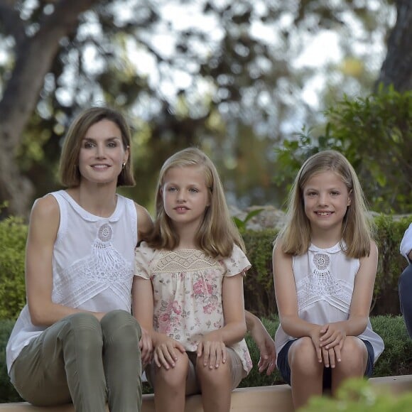 Le roi Felipe VI et la reine Letizia d'Espagne ont rencontré les journalistes avec leurs filles la princesse Leonor des Asturies et l'infante Sofia, le 3 août 2015, dans la cour du palais Marivent, à Palma de Majorque, au cours de leurs vacances sur l'île.