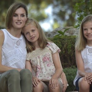 Le roi Felipe VI et la reine Letizia d'Espagne ont rencontré les journalistes avec leurs filles la princesse Leonor des Asturies et l'infante Sofia, le 3 août 2015, dans la cour du palais Marivent, à Palma de Majorque, au cours de leurs vacances sur l'île.