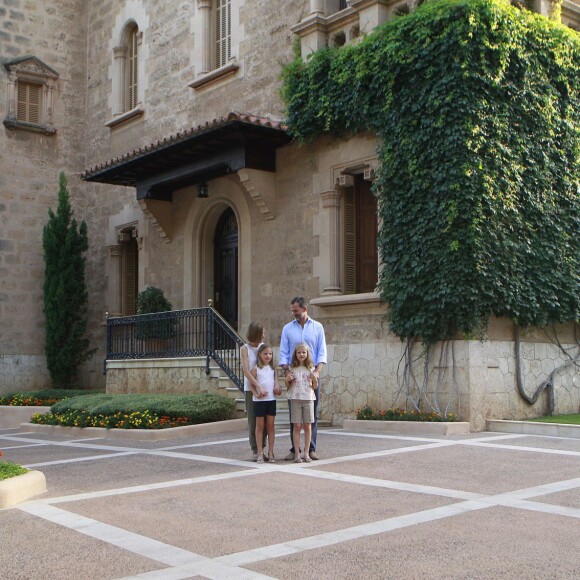 Le roi Felipe VI et la reine Letizia d'Espagne ont rencontré les journalistes avec leurs filles la princesse Leonor des Asturies et l'infante Sofia, le 3 août 2015, dans la cour du palais Marivent, à Palma de Majorque, au cours de leurs vacances sur l'île.