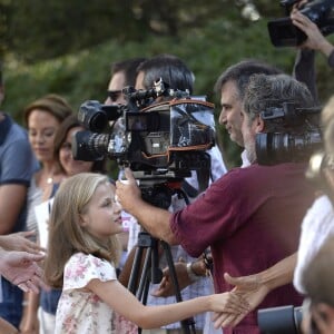 Le roi Felipe VI et la reine Letizia d'Espagne ont rencontré les journalistes avec leurs filles la princesse Leonor des Asturies et l'infante Sofia, le 3 août 2015, dans la cour du palais Marivent, à Palma de Majorque, au cours de leurs vacances sur l'île.