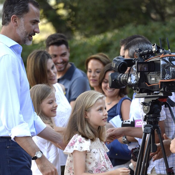 Le roi Felipe VI et la reine Letizia d'Espagne ont rencontré les journalistes avec leurs filles la princesse Leonor des Asturies et l'infante Sofia, le 3 août 2015, dans la cour du palais Marivent, à Palma de Majorque, au cours de leurs vacances sur l'île.