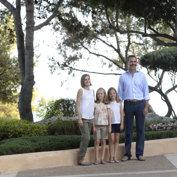 Le roi Felipe VI et la reine Letizia d'Espagne ont rencontré les journalistes avec leurs filles la princesse Leonor des Asturies et l'infante Sofia, le 3 août 2015, dans la cour du palais Marivent, à Palma de Majorque, au cours de leurs vacances sur l'île.