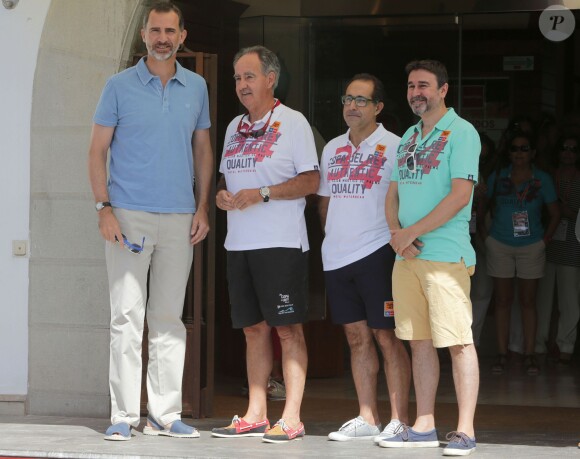 Le roi Felipe VI d'Espagne au club nautique royal de Palma de Majorque le 3 août 2015, en prévision de sa participation à la 34e Copa del Rey à bord du voilier Aifos.