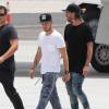 Harry Styles, Liam Payne, Louis Tomlinson, et Niall Horan du groupe One Direction montent à bord d'un jet privé à l'aéroport de Van Nuys, le 21 juillet 2015. Des fans sont venus à l'aéroport dans l'espoir de les apercevoir !  