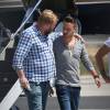 Les membres de One Direction embarquent à bord d'un jet privé pour leur US Tour le 15 juillet 2015. Le futur papa Louis Tomlinson porte d'une veste rouge et Liam Payne arrive accompagné d'un ami.. 