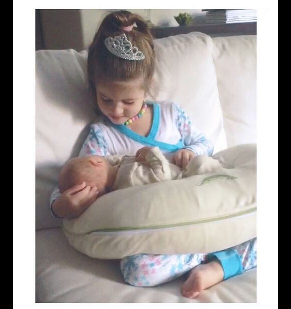 Harper tient Holt, le fils de Tiffani Thiessen et Brady Smith, exposé sur Instagram. Juillet 2015