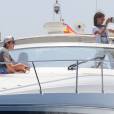 L'infante Elena d'Espagne, accompagnée de ses enfants Felipe (17 ans) et Victoria (14 ans), était le 5 août 2015 dans la baie de Palma de Majorque sur le yacht royal, le Somni, pour voir son frère le roi Felipe VI disputer la troisième journée de la 34e Copa del Rey à la barre du voilier Aifos.