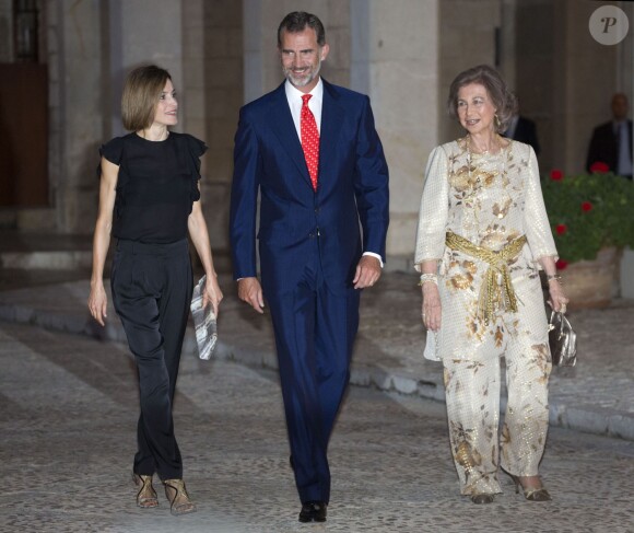 Le roi Felipe VI, la reine Letizia et la reine Sofia d'Espagne recevaient le 5 août 2015 quelque 400 invités au palais royal de la Almudaina, à Palma de Majorque.