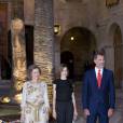  Le roi Felipe VI, la reine Letizia et la reine Sofia d'Espagne recevaient le 5 août 2015 quelque 400 invités au palais royal de la Almudaina, à Palma de Majorque. 