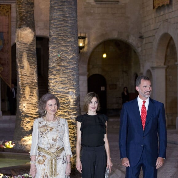 Le roi Felipe VI, la reine Letizia et la reine Sofia d'Espagne recevaient le 5 août 2015 quelque 400 invités au palais royal de la Almudaina, à Palma de Majorque.