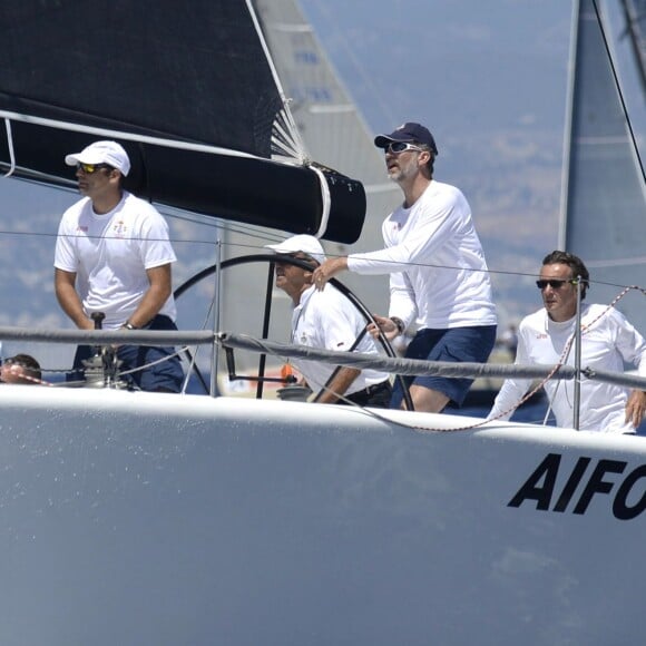 Le roi Felipe VI d'Espagne disputait le 5 août 2015 la troisième journée de la 34e Copa del Rey à la barre du voilier Aifos. Sa soeur l'infante Elena était sur le yacht royal, le Somni, pour suivre la course.