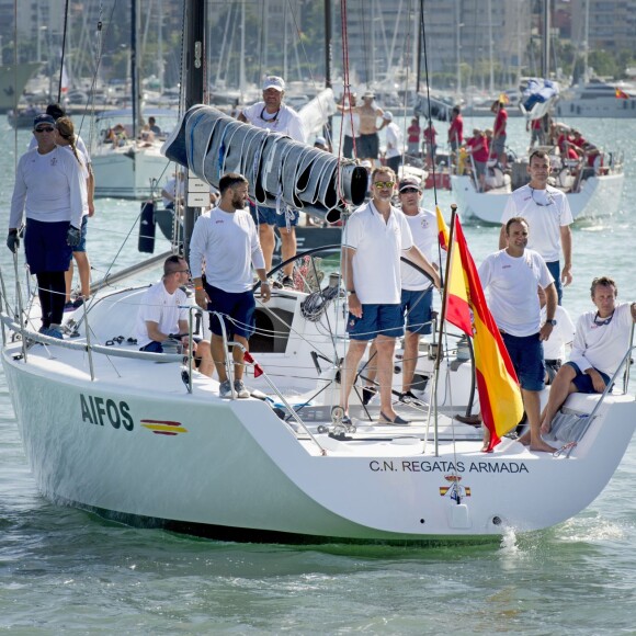 Le roi Felipe VI d'Espagne disputait le 5 août 2015 la troisième journée de la 34e Copa del Rey à la barre du voilier Aifos. Sa soeur l'infante Elena était sur le yacht royal, le Somni, pour suivre la course.