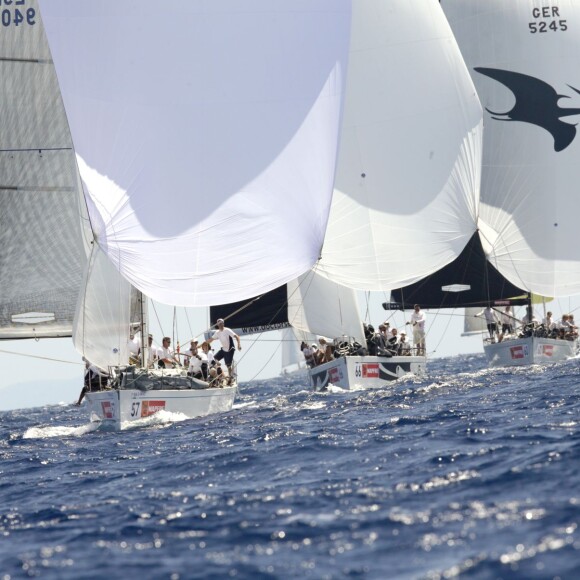 Le roi Felipe VI d'Espagne disputait le 5 août 2015 la troisième journée de la 34e Copa del Rey à la barre du voilier Aifos. Sa soeur l'infante Elena était sur le yacht royal, le Somni, pour suivre la course.