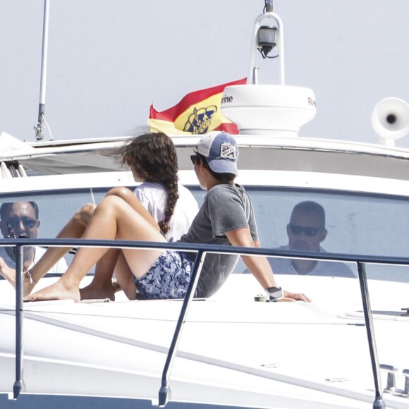 Elena d'Espagne, accompagnée de ses enfants Felipe (17 ans) et Victoria (14 ans), était le 5 août 2015 dans la baie de Palma de Majorque sur le yacht royal, le Somni, pour voir son frère le roi Felipe VI disputer la troisième journée de la 34e Copa del Rey à la barre du voilier Aifos.