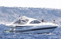 Elena d'Espagne était avec ses enfants Felipe et Victoria sur le yacht royal, le Somni, le 5 août 2015 dans la baie de Palma de Majorque tandis que son frère le roi Felipe y disputait la 34e Copa del Rey.