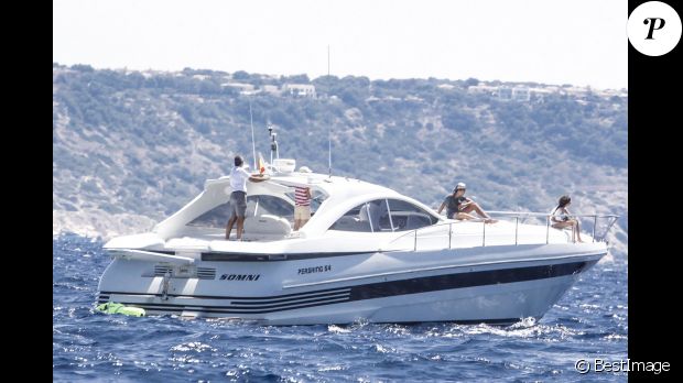 Elena d&#039;Espagne était avec ses enfants Felipe et Victoria sur le yacht royal, le Somni, le 5 août 2015 dans la baie de Palma de Majorque tandis que son frère le roi Felipe y disputait la 34e Copa del Rey.