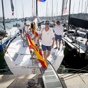 Le roi Felipe VI d'Espagne sur le voilier Aifos lors de la 34e Copa del Rey à Palma de Majorque, le 6 août 2015.