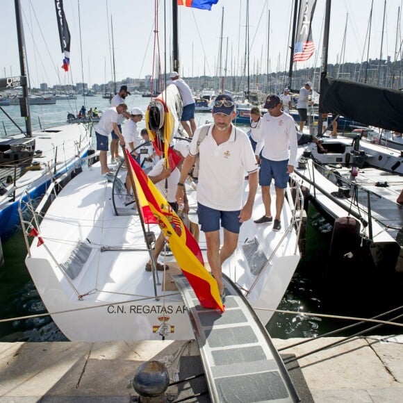 Le roi Felipe VI d'Espagne sur le voilier Aifos lors de la 34e Copa del Rey à Palma de Majorque, le 6 août 2015.