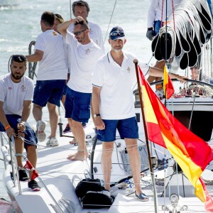 Le roi Felipe VI d'Espagne sur le voilier Aifos lors de la 34e Copa del Rey à Palma de Majorque, le 6 août 2015.