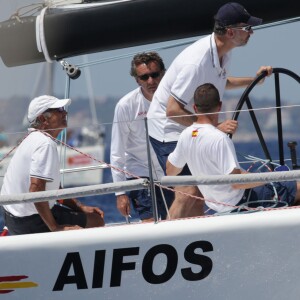 Le roi Felipe VI d'Espagne sur le voilier Aifos lors de la 34e Copa del Rey à Palma de Majorque, le 6 août 2015.