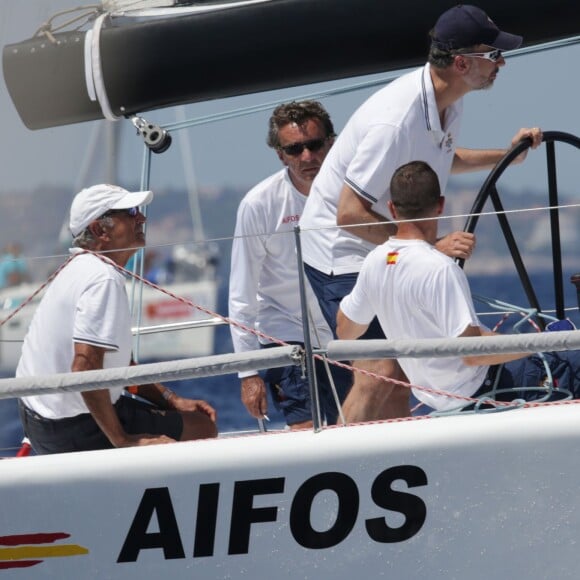 Le roi Felipe VI d'Espagne sur le voilier Aifos lors de la 34e Copa del Rey à Palma de Majorque, le 6 août 2015.