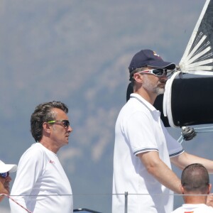 Le roi Felipe VI d'Espagne sur le voilier Aifos lors de la 34e Copa del Rey à Palma de Majorque, le 6 août 2015.