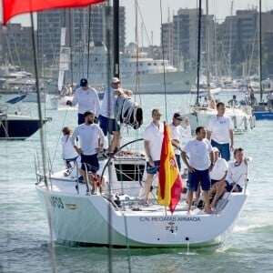 Le roi Felipe VI d'Espagne sur le voilier Aifos lors de la 34e Copa del Rey à Palma de Majorque, le 6 août 2015.