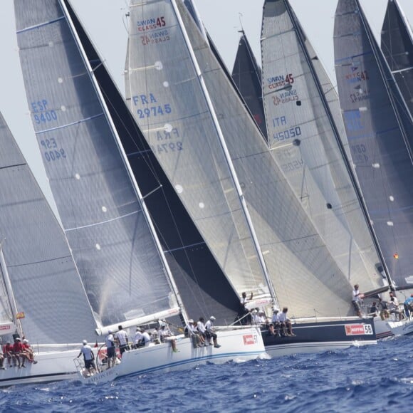 Le roi Felipe VI d'Espagne sur le voilier Aifos lors de la 34e Copa del Rey à Palma de Majorque, le 6 août 2015.