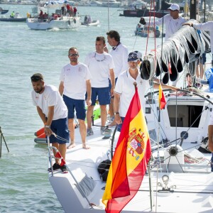 Le roi Felipe VI d'Espagne sur le voilier Aifos lors de la 34e Copa del Rey à Palma de Majorque, le 6 août 2015.