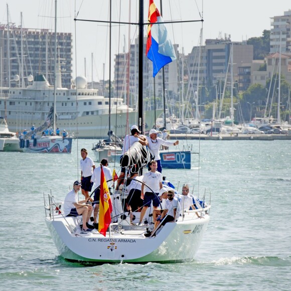 Le roi Felipe VI d'Espagne sur le voilier Aifos lors de la 34e Copa del Rey à Palma de Majorque, le 6 août 2015.