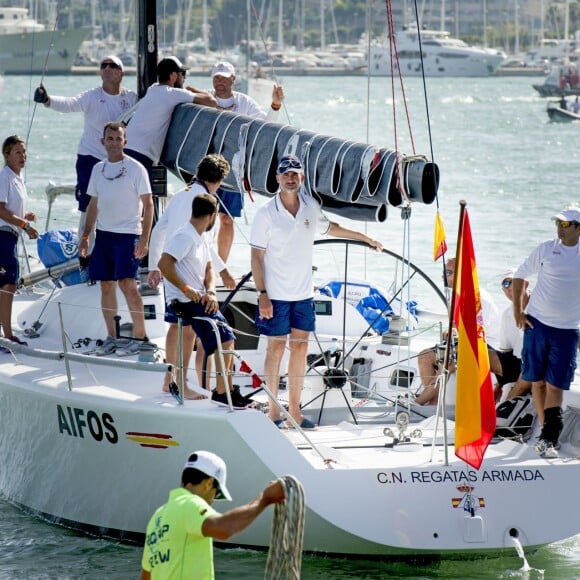 Le roi Felipe VI d'Espagne sur le voilier Aifos lors de la 34e Copa del Rey à Palma de Majorque, le 6 août 2015.