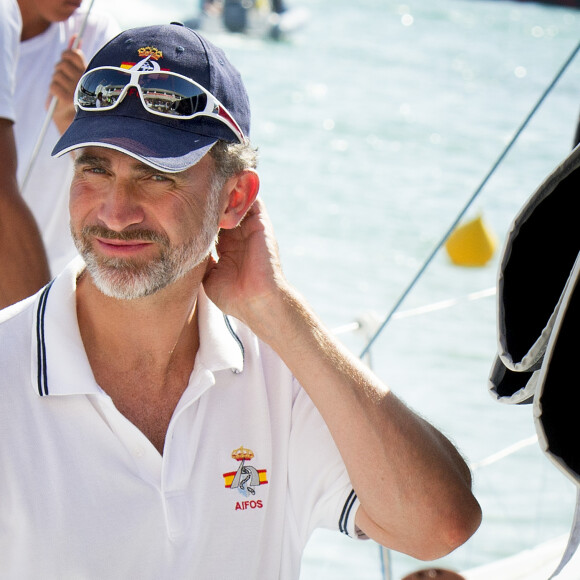 Le roi Felipe VI d'Espagne sur le voilier Aifos lors de la 34e Copa del Rey à Palma de Majorque, le 6 août 2015.