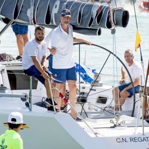 Le roi Felipe VI d'Espagne sur le voilier Aifos lors de la 34e Copa del Rey à Palma de Majorque, le 6 août 2015.