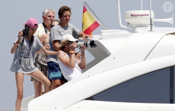 L'infante Elena d'Espagne, avec sa mère la reine Sofia, son fils Felipe et sa fille Victoria, suivait une nouvelle journée de la 34e Copa del Rey à Palma de Majorque le 6 août 2015