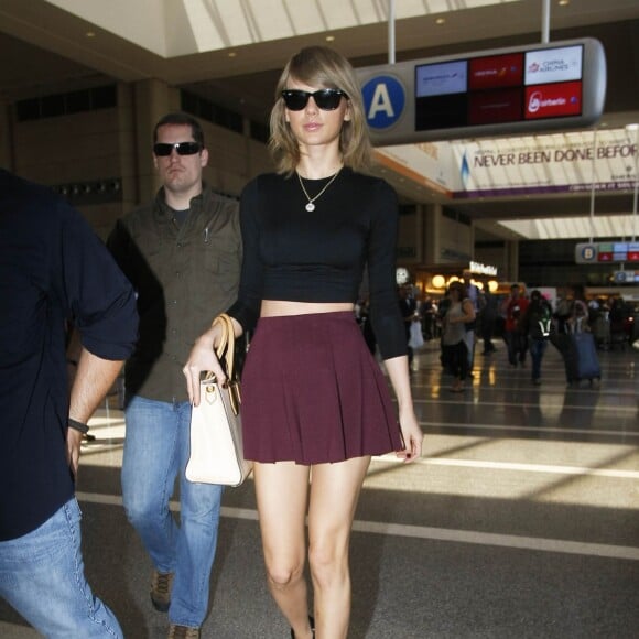 Taylor Swift prend un vol à l'aéroport de Los Angeles, le 17 juin 2015.