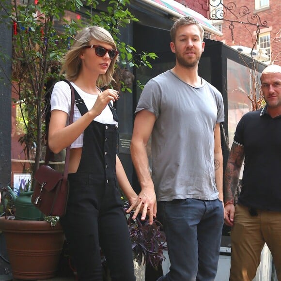 Taylor Swift et son petit-ami Calvin Harris sortent d'un restaurant à New York, le 28 mai 2015.