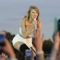 Taylor Swift terrorisée sur scène, agrippée en plein concert !