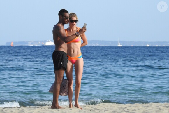 Doutzen Kroes et son mari Sunnery James sur une plage à Ibiza le 21 juillet 2015