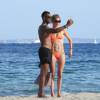Doutzen Kroes et son mari Sunnery James sur une plage à Ibiza le 21 juillet 2015