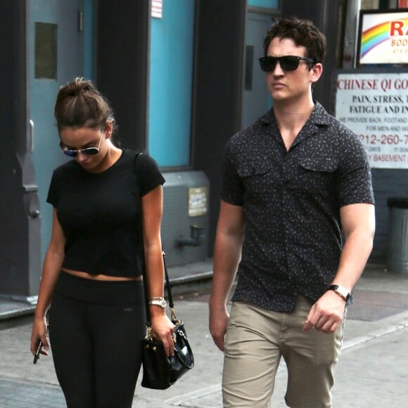 Miles Teller se promène avec sa petite amie Keleigh Sperry dans les rues de New York, le 5 août 2015