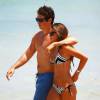 Miles Teller et sa petite amie Keleigh Sperry se promènent, main dans la main, sur une plage à Miami, le 17 mai 2015