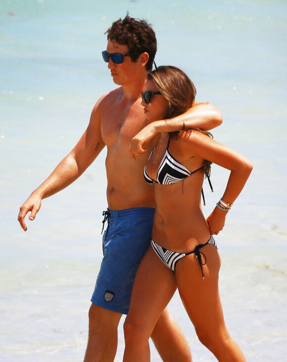 Miles Teller et sa petite amie Keleigh Sperry se promènent, main dans la main, sur une plage à Miami, le 17 mai 2015